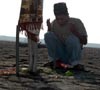 Usai Salat Id, Korban Lumpur Tabur Bunga di Bekas Makam